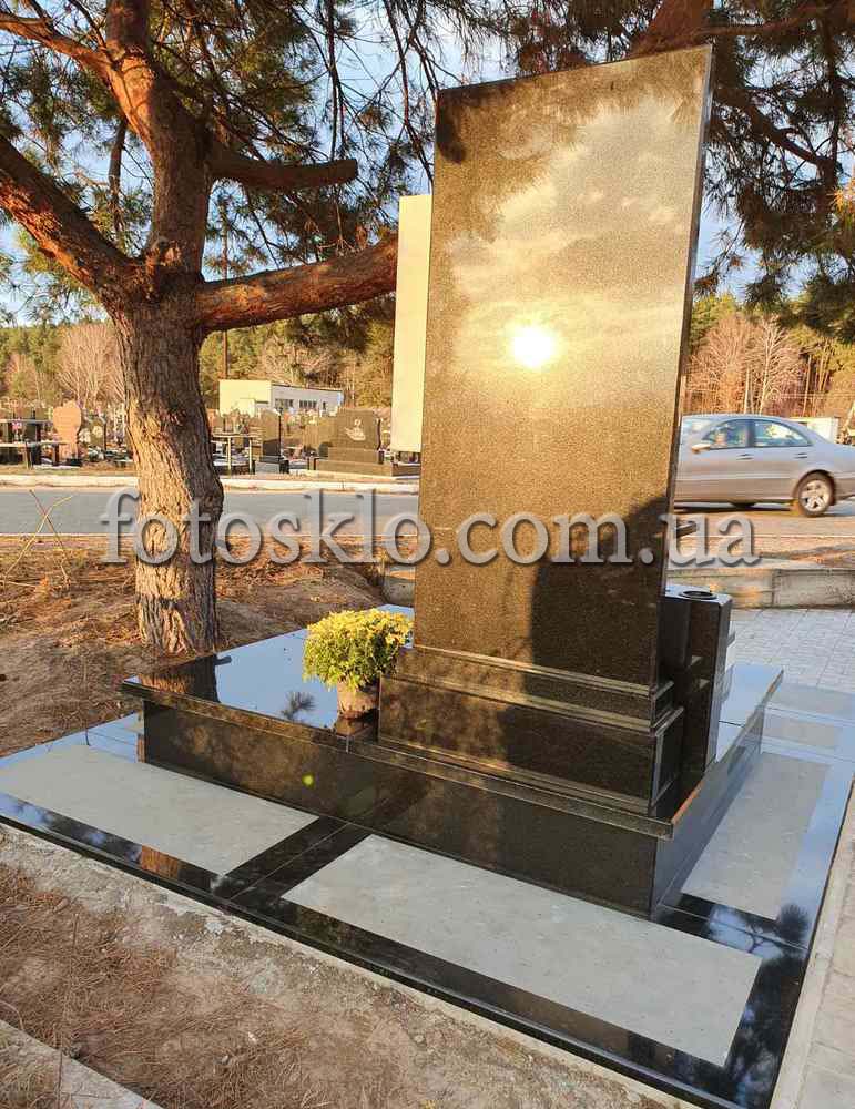 Памятник для мужчины из гранита