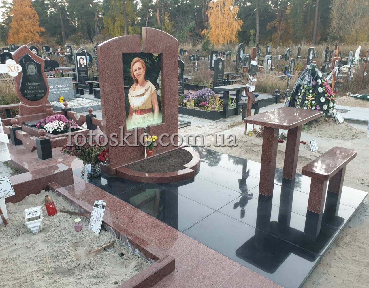 Подвійний пам'ятник для дівчини