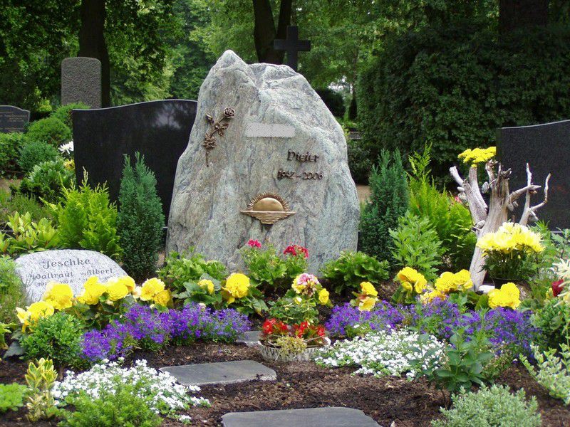 Как облагородить могилу, в первый год после похорон