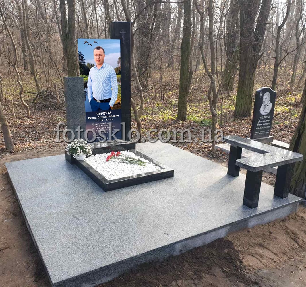 Памятник для сына из гранита и стекла