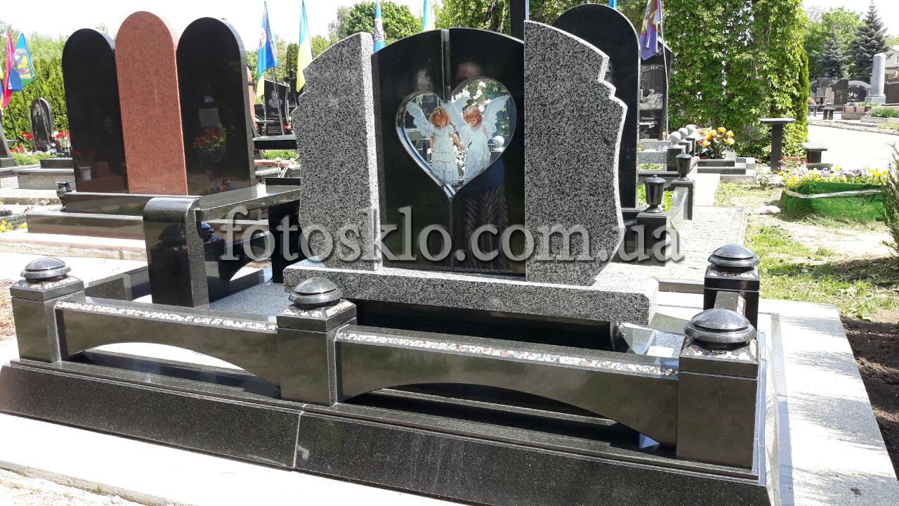 Памятник в форме сердца с ангелами
