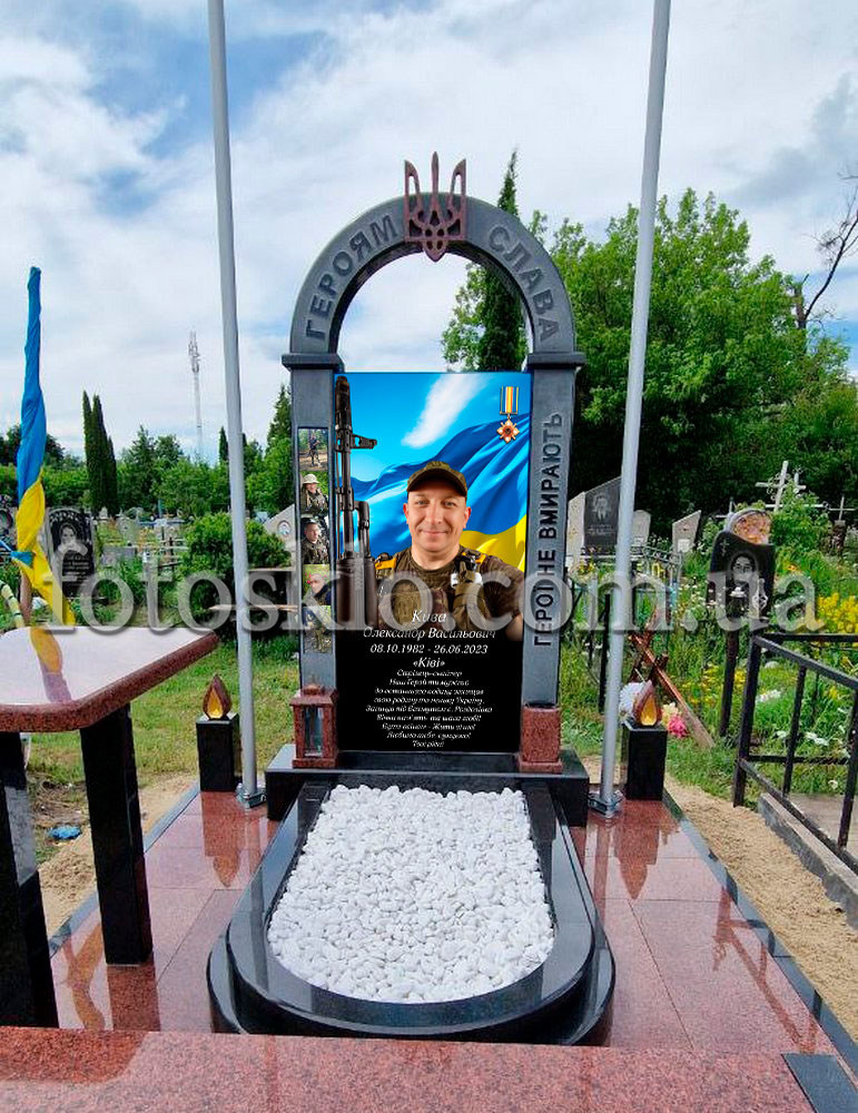Пам'ятник військовому з фотосклом