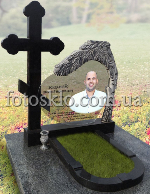 Памятник из гранита с фотостеклом и крестом