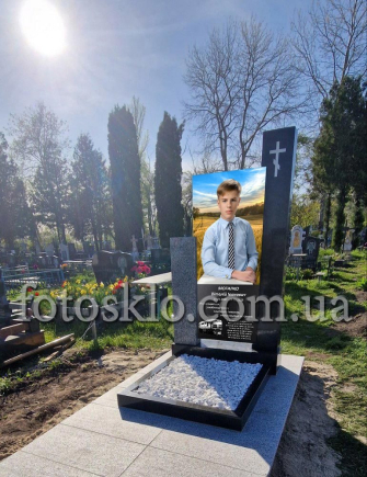 Пам&#039;ятник з чорного граніту та фото під склом