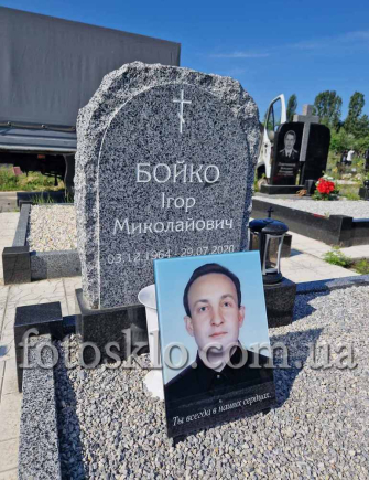 Небольшой памятник с фото в стекле - FotosklO