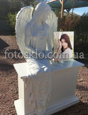 Памятник из гранита с фото в стекле