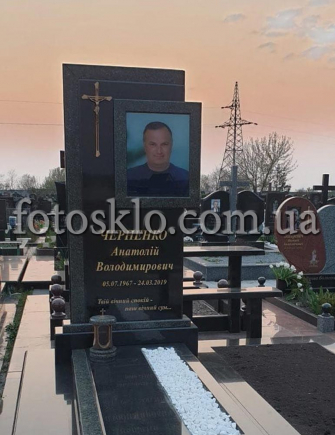 Памятник из гранита с портретом в стекле