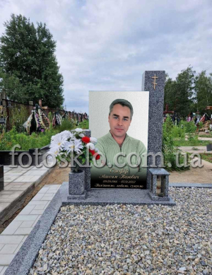 Пам&#039;ятник з сірого граніту та фото у склі