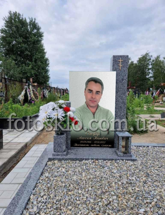 Пам&#039;ятник з сірого граніту та фото у склі