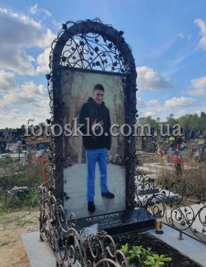 Памятник в полный рост человека