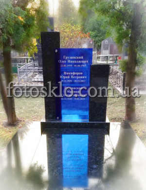 Памятник из лабрадорита с крупными голубыми включениями в камне