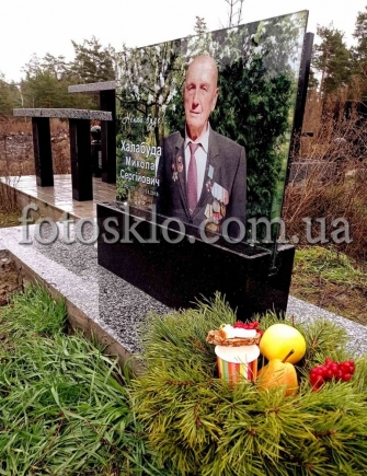 Небольшой памятник для папы из гранита и стекла - FotosklO