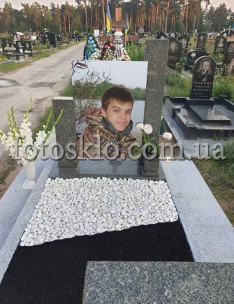 Памятник из серого гранита с фотостеклом