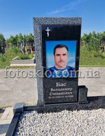 Памятник из черного гранита с фотостеклом