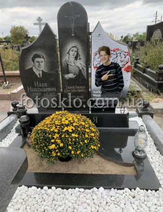 Памятник на дових из гранита