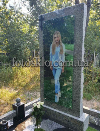 Памятник в полный рост девушке