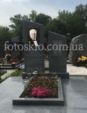 Пам&#039;ятник з сірого граніту та фото у склі