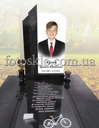 Памятник из черного гранита с фотостеклом