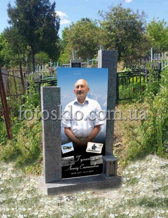 Памятник из серого гранита с фото под стеклом