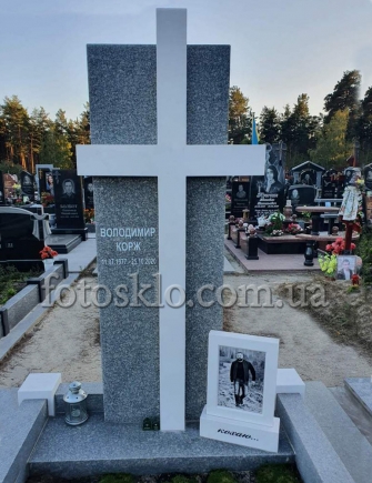 Памятник с крестом из серого гранита и фото под стеклом, в рамке из гранита - FotosklO