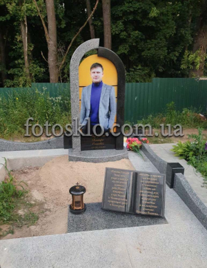 Памятник с аркой и фото в стекле