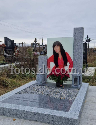 Памятник из стекла - фото в стекле