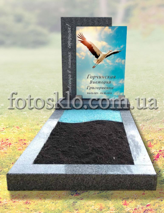Памятник из черного гранита с фотостеклом