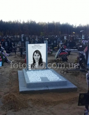 Памятник из серого гранита и фотографии в стекле