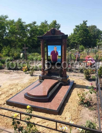 Памятник из красного гранита
