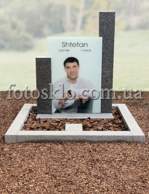 Памятник из пакоста с фотостеклом