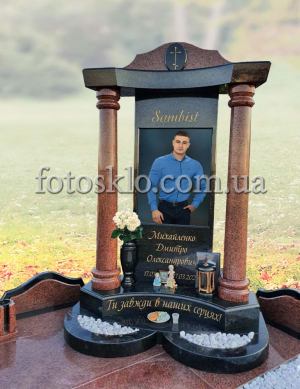 Памятник с колоннами и фото в стекле