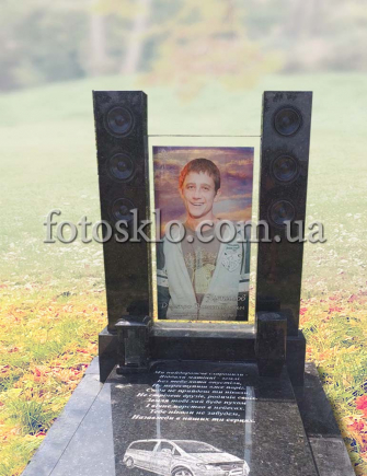 Памятник из черного гранита с фото в стекле