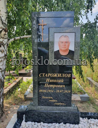Памятник из гранита с портретом в стекле