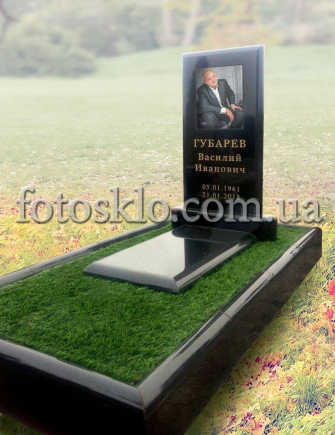 Памятник из черного гранита с фотостеклом