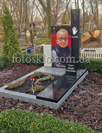 Памятник для ребенка из черного и серого грантита с фото в стекле