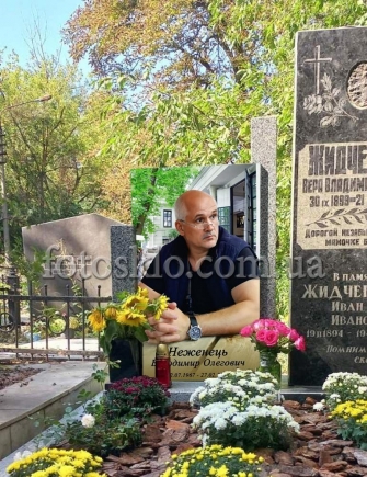 Памятник из серого гранита с фотостеклом