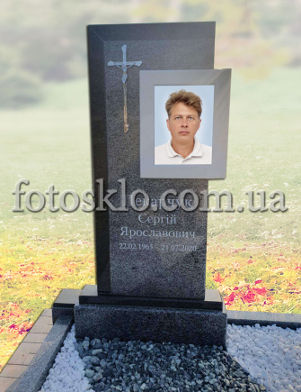Памятник из гранита с портретом в стекле