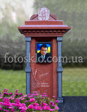 Памятник из лезников с портретом в стекле