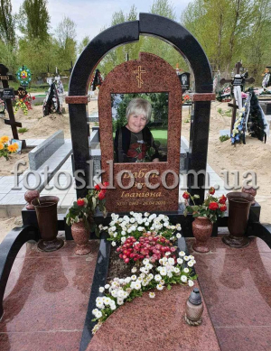 Памятник в форме Арка с портретом