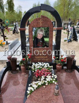 Памятник в форме Арка с портретом