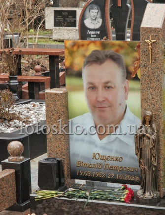 Памятник на двоих из красного гранита с фото под стеклом - FotosklO