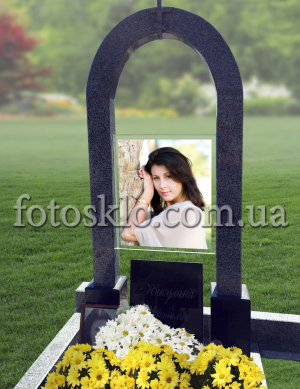 Памятник из гранита Арка с фотостеклом
