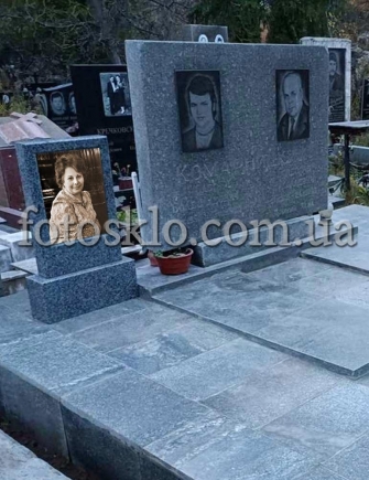Небольшой памятник для мамы с портретом в стекле - FotosklO