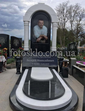 Памятник с аркой и фото в стекле