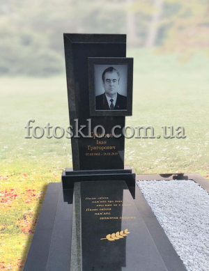 Памятник из черного гранита с фото в стекле