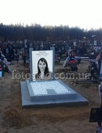 Пам&#039;ятник з сірого граніту та фото у склі