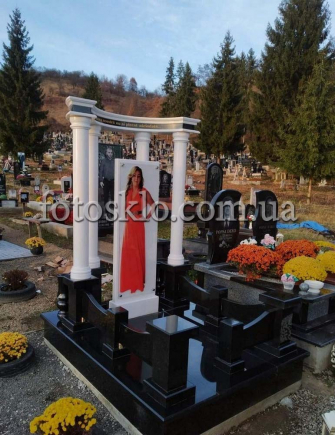 Памятник с колоннами для девушки