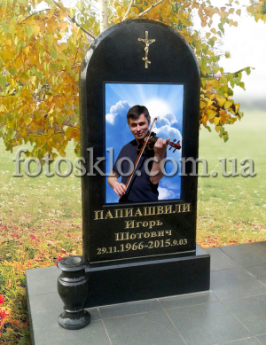 Памятник из гранита с фотостеклом